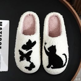 Fekete cica–pillangó mintás meleg szobapapucs, puha béléssel és stabil talppal