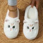 Aranyos cicás mintájú fehér benti papucs, otthoni használatra