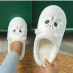 Puha fehér szobapapucs cicás mintával, kényelmes belebújós fazon