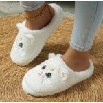 Fehér cicás otthoni papucs közelről, plüss hatású anyag és minta