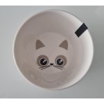 Cicafejes minta a porcelán tál alján – aranyos konyhai részlet