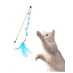 cica játék közben kék-fehér tollas ugrópálcával