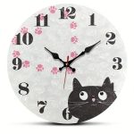 macskás falióra világos háttérrel fekete cica mintával