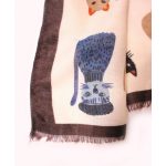 Cicás bézs sál részlet – kék kalapos macska minta