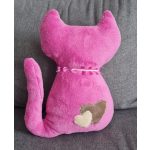 Lila plüss cica párna szív mintával – dekoráció és ajándék