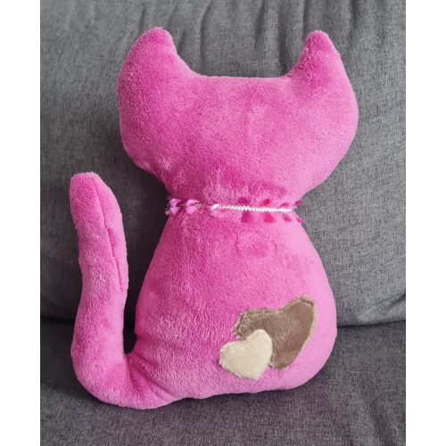 Lila plüss cica párna szív mintával – dekoráció és ajándék