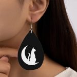 könnyű cicás bőr fülbevaló fekete alapon holdas macska designnal