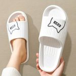 Fehér cicás papucs elölnézetből