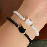 macskás gyöngy karkötő szett – elegáns fekete-fehér dizájnnal