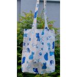 Kék cicás kézműves vászontáska hosszú füllel, kültéren fotózva