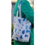 Kézműves kék cicás vászontáska viselve, hosszú pánttal vállon