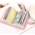 Tárolt bankkártyák és igazolványok cicás kártyatartóban