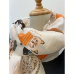 Stílusos cicás sál női kiegészítőként