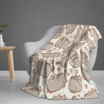 Macskalábnyomos, szívecskés Pusheen takaró fotelben elhelyezve