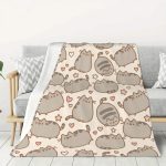 Puha macskás takaró Pusheen mintával és szívecskékkel, kanapéra terítve