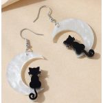 Fehér holdon ülő fekete cica – cicás fülbevaló