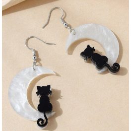 Fehér holdon ülő fekete cica – cicás fülbevaló