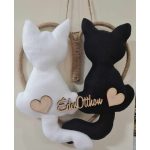 Kézműves kopogtató ajtódísz fekete-fehér macskákkal, plüss cicás dekoráció – Doromboló Webshop