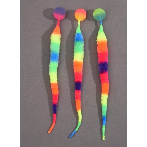 Színes pattogó labdás macskajáték hosszú hullámzó farokkal