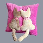 Kézzel készült lila cicás párna lakásdekorációhoz