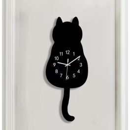 Cicás falióra fekete színben falra szerelve