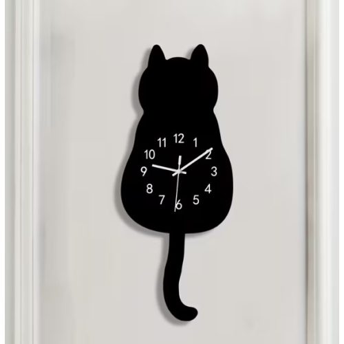 Cicás falióra fekete színben falra szerelve