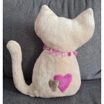 Bézs cica alakú kispárna plüssből – szívecskés részletekkel, kézműves darab