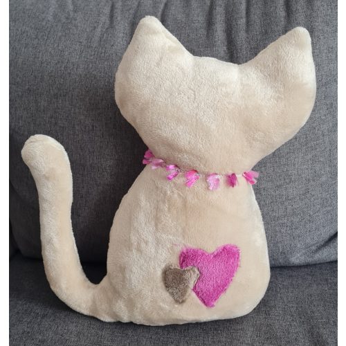 Bézs cica alakú kispárna plüssből – szívecskés részletekkel, kézműves darab