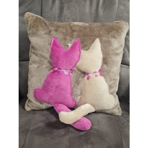 Barna cicás díszpárna két plüss macskával