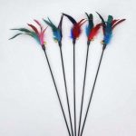 színes tollas pálcás cicajáték macskák vadászösztönének játékos fejlesztéséhez