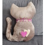 Barna cicás kispárna plüssből – kézműves macska alakú párna