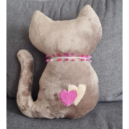 Barna cicás kispárna plüssből – kézműves macska alakú párna