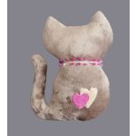 Puha barna macska alakú kispárna szív mintával – cicás lakásdekoráció