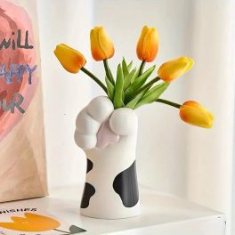Fekete-fehér macskamancs alakú váza sárga tulipánnal, cicás lakásdekoráció