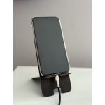 Szürkésbarna kézműves telefontartó – cicás mintás fa állvány mobiltelefonhoz