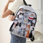 Fehér cicás hátizsák vállon viselve