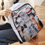 Fehér hátizsák színes macskás mintával közelről