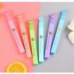 pasztell színű cicás szövegkiemelők készletben, asztalon elrendezve